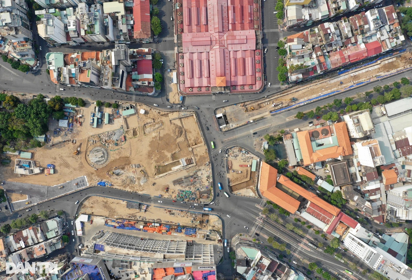 Tuy nhiên, nhằm phục vụ cho việc thi công nhà ga metro Bến Thành - Suối Tiên, cuối năm 2014, tượng đài Trần Nguyên Hãn đã được di dời về bảo quản tại công viên Phú Lâm (quận 6), tượng bán thân Quách Thị Trang đã được chuyển về công viên Bách Tùng Diệp (quận 1). Toàn bộ khu vực mặt bằng của bùng binh Bến Thành đã được dỡ bỏ và thi công ga metro ngầm.