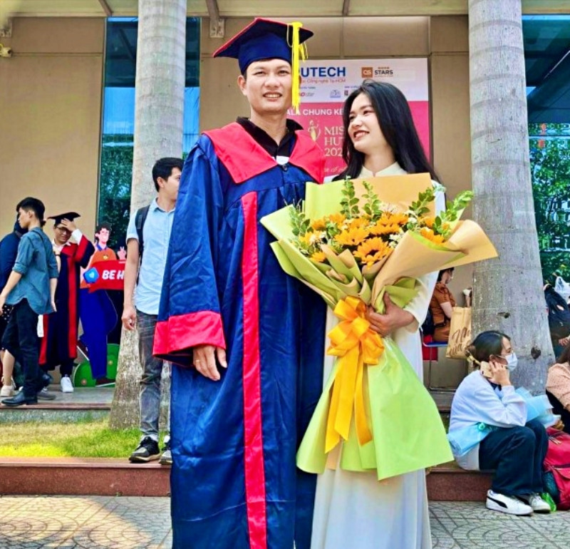 Anh hạnh phúc bởi những cố gắng của mình đã giúp em có được tấm bằng đại học.