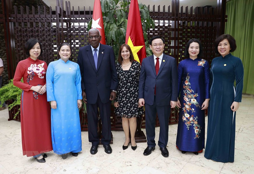 Chủ tịch Quốc hội Vương Đình Huệ và Chủ tịch Quốc hội Cuba Esteban Lazo Hernandez với đại biểu. (Ảnh: Doãn Tấn/TTXVN) Chủ tịch Quốc hội Vương Đình Huệ và Chủ tịch Quốc hội Cuba Esteban Lazo Hernandez với đại biểu. (Ảnh: Doãn Tấn/TTXVN)