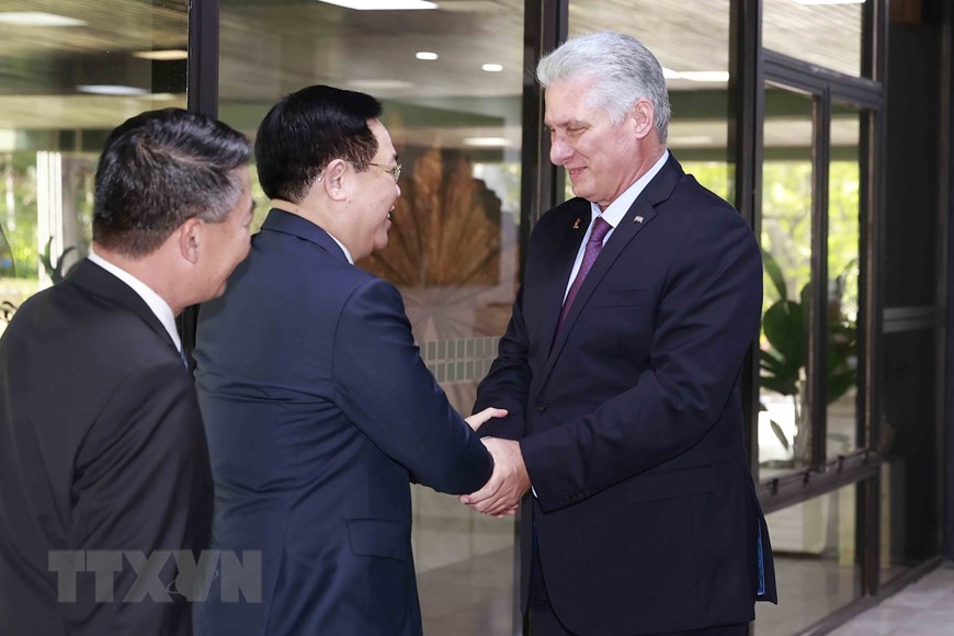 Bí thư thứ nhất Ban Chấp hành Trung ương Đảng Cộng sản Cuba, Chủ tịch nước Cộng hòa Cuba Miguel Díaz-Canel đón Chủ tịch Quốc hội Vương Đình Huệ đến dự phiên họp. (Ảnh: Doãn Tấn/TTXVN) Bí thư thứ nhất Ban Chấp hành Trung ương Đảng Cộng sản Cuba, Chủ tịch nước Cộng hòa Cuba Miguel Díaz-Canel đón Chủ tịch Quốc hội Vương Đình Huệ đến dự phiên họp. (Ảnh: Doãn Tấn/TTXVN)