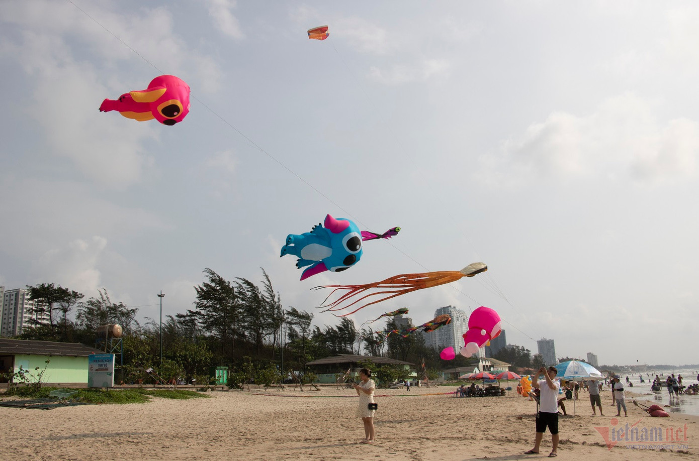 Người dân thích thú chụp hình những cánh diều - Ảnh Quang Hưng