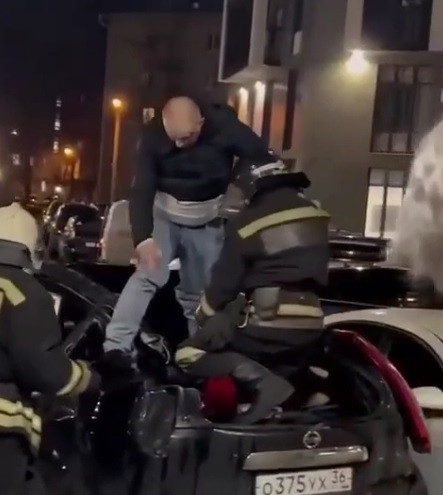 Người đàn ông Nga vẫn có thể đi lại sau khi ngã từ tầng 19. Ảnh chụp màn hình