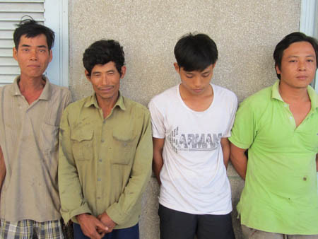 Bốn đối tượng đột nhập lên tàu Heung - A Dragon trộm cắp tài sản. Bốn đối tượng đột nhập lên tàu và trộm