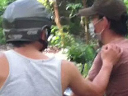 Hai người đàn ông quấn lấy nhau… giữa ban ngày ở "chợ tình". Hai người đàn ông quấn lấy nhau… giữa ban ngày ở