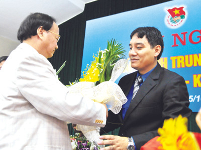 Ủy viên Bộ Chính trị, Bí thư T.Ư Đảng, Trưởng ban Tổ chức T.Ư Tô Huy Rứa tặng hoa chúc mừng anh Nguyễn Đắc Vinh.	Ảnh: Hồng Vĩnh