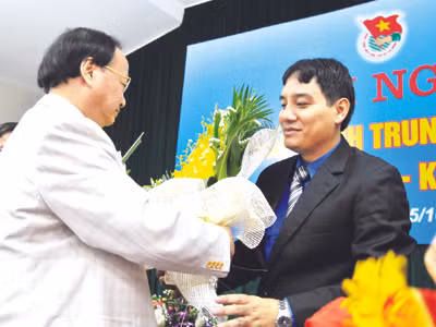 Ủy viên Bộ Chính trị, Bí thư T.Ư Đảng, Trưởng ban Tổ chức T.Ư Tô Huy Rứa tặng hoa chúc mừng anh Nguyễn Đắc Vinh.	Ảnh: Hồng Vĩnh