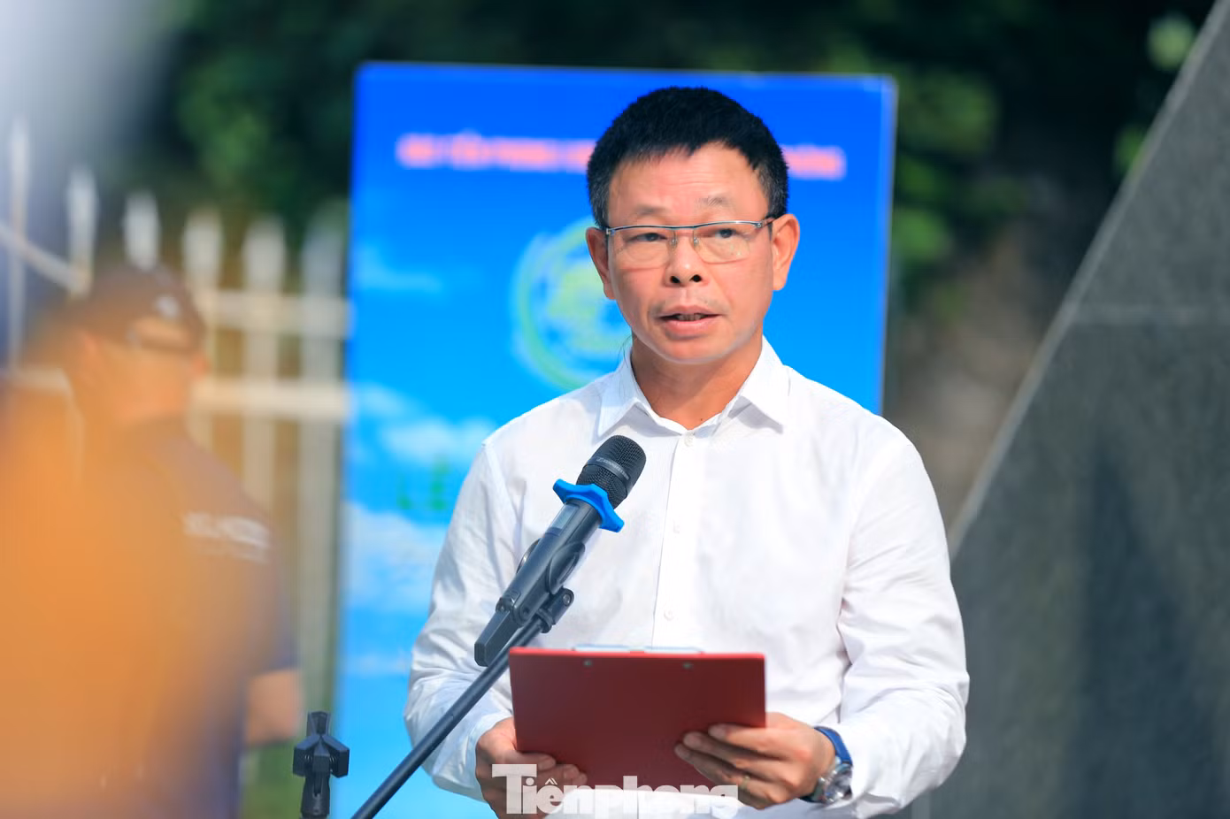 Nhà báo Phùng Công Sưởng phát biểu tại chương trình.