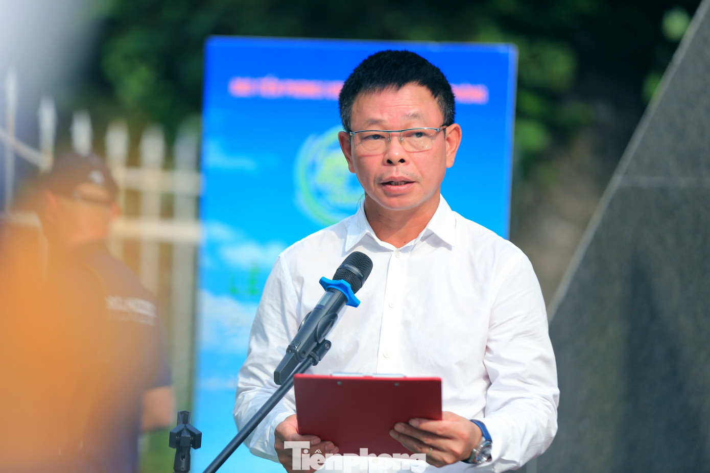 Nhà báo Phùng Công Sưởng phát biểu tại chương trình. Nhà báo Phùng Công Sưởng phát biểu tại chương trình.