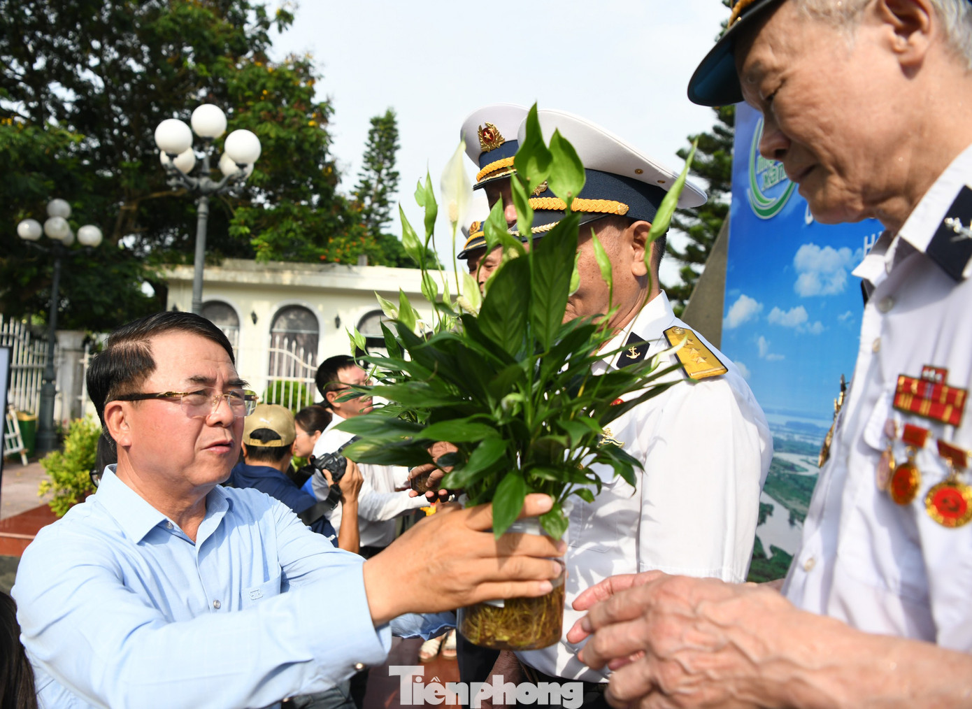 Ông Lê Khắc Nam trao cây thuỷ sinh tặng cựu thuỷ thủ tàu không số tại chương trình. Ông Lê Khắc Nam trao cây thuỷ sinh tặng cựu thuỷ thủ tàu không số tại chương trình.