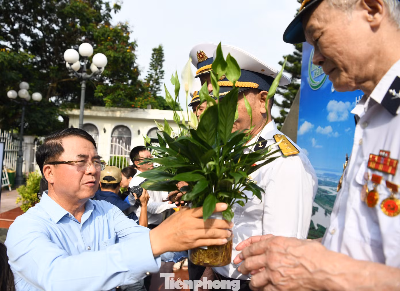Ông Lê Khắc Nam trao cây thuỷ sinh tặng cựu thuỷ thủ tàu không số tại chương trình.
