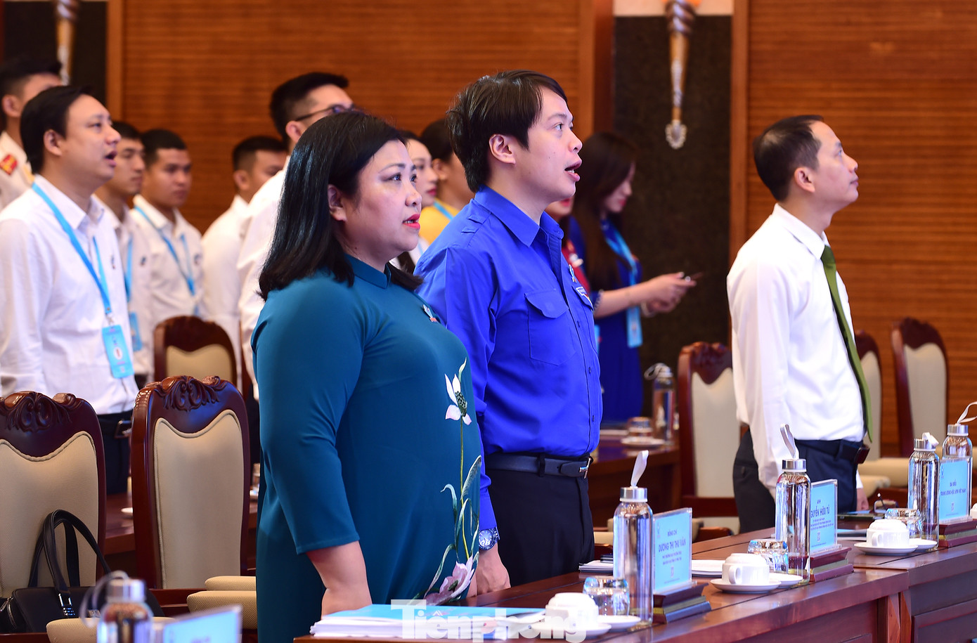 Các đại biểu thực hiện nghi lễ chào cờ. Ảnh: Xuân Tùng Các đại biểu thực hiện nghi lễ chào cờ. Ảnh: Xuân Tùng