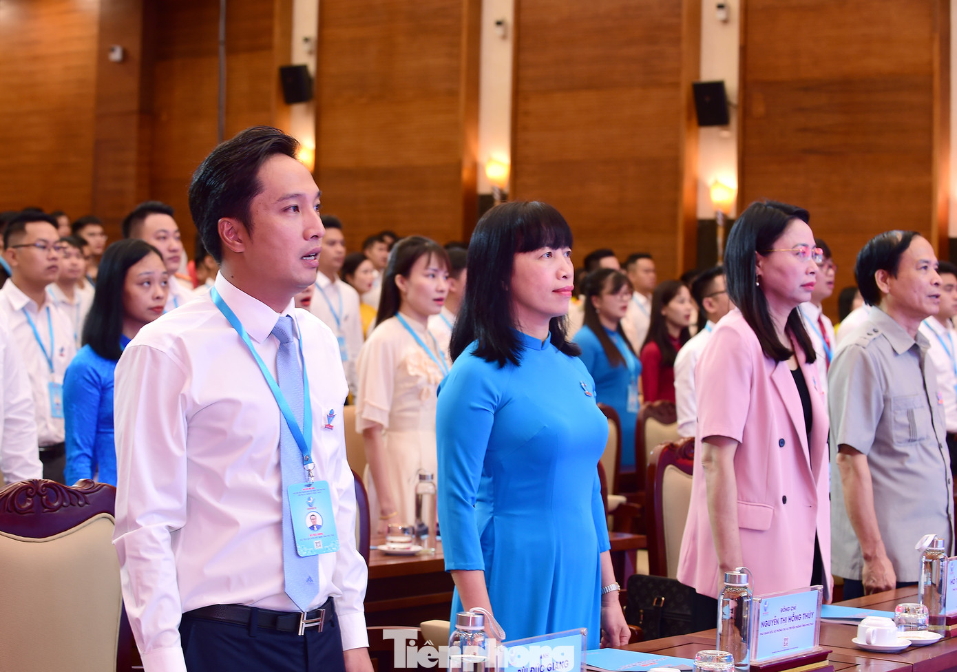 Các đại biểu thực hiện nghi lễ chào cờ. Ảnh: Xuân Tùng Các đại biểu thực hiện nghi lễ chào cờ. Ảnh: Xuân Tùng