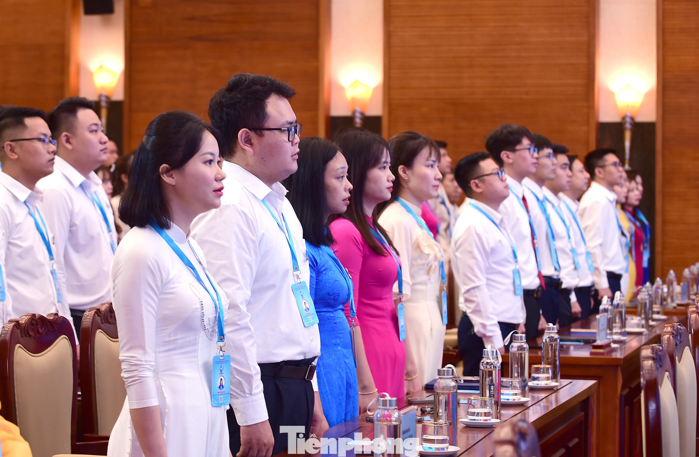 Các đại biểu thực hiện nghi lễ chào cờ. Ảnh: Xuân Tùng Các đại biểu thực hiện nghi lễ chào cờ. Ảnh: Xuân Tùng