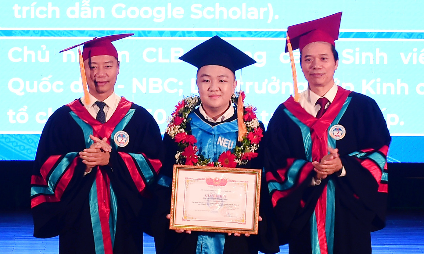 Nguyễn Hoàng Dương đạt kết quả GPA:9.59/10 – 4.0/4.0, thủ khoa toàn Khoá 62. Dương là sinh viên tiêu biểu của trường; giành được nhiều học bổng; từng đạt giải Ba cấp Bộ, 6 giải nghiên cứu khoa học cấp trường; tác giải 50 ấn phẩm nghiên cứu khoa học, 7 bài tạp chí quốc tế, 23 bài Hội thảo khoa học quốc tế… Dương hiện phụ trách lĩnh vực xuất nhập khẩu trong một công ty năng lượng.