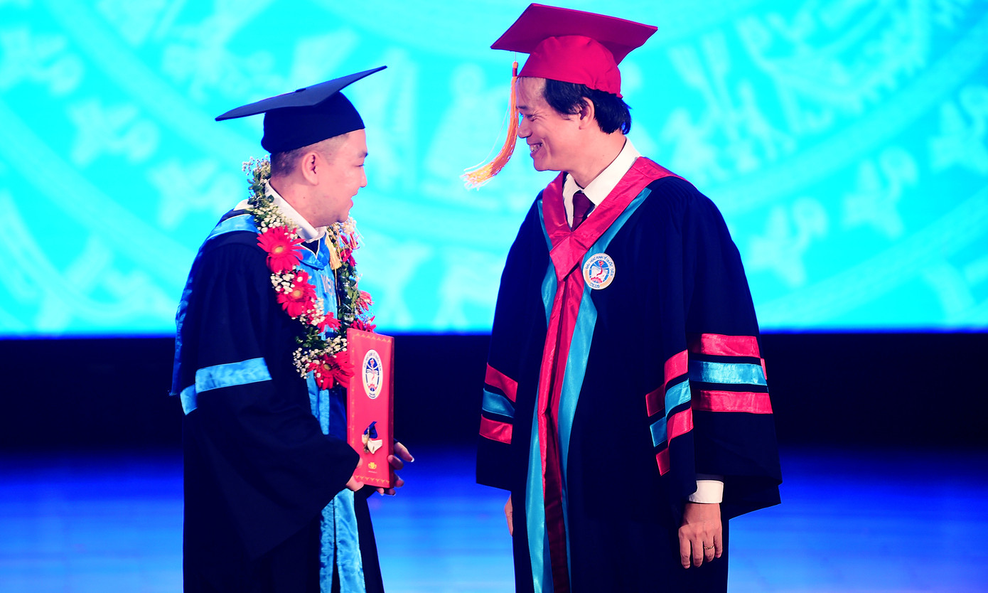 GS.TS Phạm Hồng Chương - Hiệu trưởng trường ĐH Kinh tế Quốc dân trao bằng tốt nghiệp cho các tân cử nhân. Nói về phương pháp học tập, các thủ khoa có điểm chung là nêu cao tinh thần tự giác trong học tập và cuộc sống; chủ động nghiên cứu giáo trình, nội dung bài học trước khi lên giảng đường; tập trung nghe giảng trên lớp, tự học và làm thêm bài tập. Bên cạnh đó, tìm hiểu tư liệu, tài liệu liên quan đến môn học, ngành học.