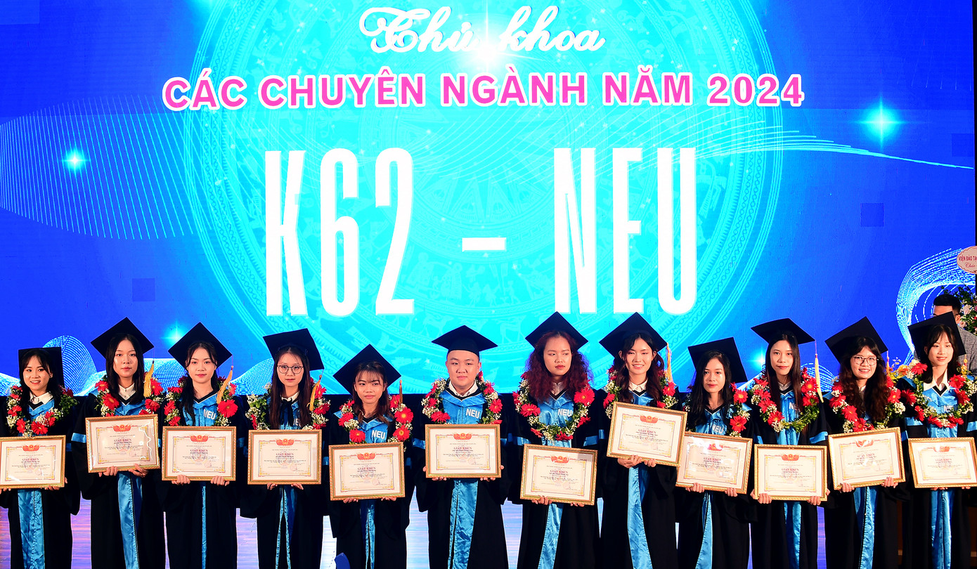 Nguyễn Hoàng Dương, Mai Xuân Bách, Nguyễn Khánh Linh, Hoàng Mai Hương cùng các thủ khoa vinh dự nhận Giấy khen của Trường ĐH Kinh tế Quốc dân.