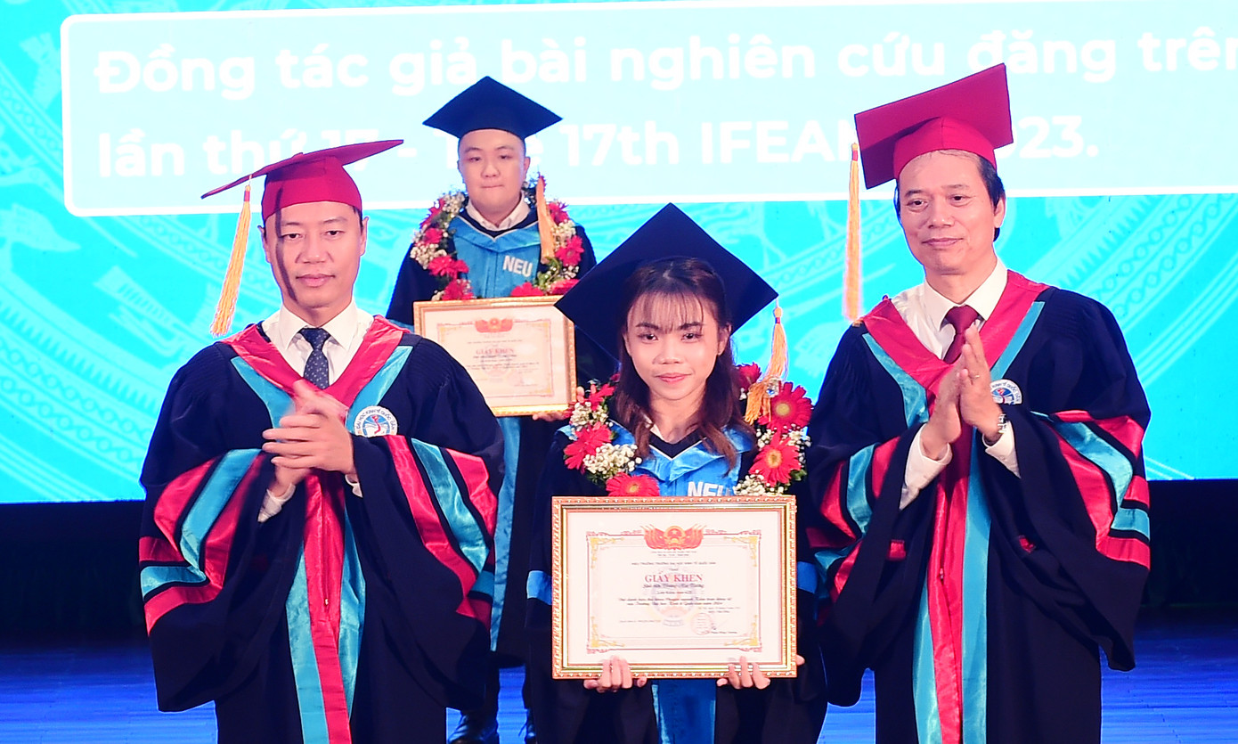 Hoàng Mai Hương đạt kết quả GPA: 9.38/10 – 4.0/4.0. Hương hoàn thành chương trình học tại trường trong 3,5 năm; đạt nhiều học bổng; giành giải Ba nghiên cứu khoa học cấp Trường, giải Nhì nghiên cứu khoa học cấp Viện. Hương là đồng tác giả bài báo nghiên cứu đăng trên Hội thảo khoa học Quốc tế lần thứ 17. Hương đang làm việc ở Công ty Trách nhiệm hữu hạn Hãng Kiểm toán AASC, tại vị trí trợ lý kiểm toán. Thời gian tới, cô có dự định học lên thạc sĩ và tiến sĩ, hoàn thành chứng chỉ kiểm toán ACCA để hỗ trợ cho công việc.