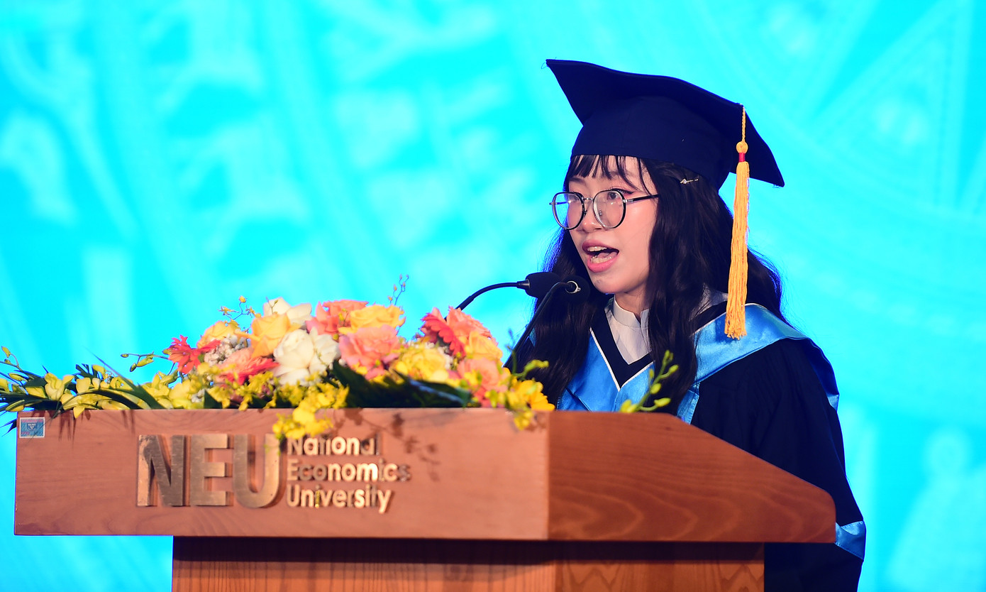 Nguyễn Dạ Thu Hương lớp Quan hệ Công chúng, khoa Marketing, đại diện sinh viên tốt nghiệp phát biểu tại lễ trao bằng tốt nghiệp. Tốt nghiệp loại xuất sắc với kết quả học tập 3.63/4.0 và điểm rèn luyện 100/100 làm đẹp thêm bảng thành tích ấn tượng như Giải thưởng Sao Tháng Giêng cấp Trung ương; Sinh viên 5 tốt cấp thành phố Hà Nội; giải Ba cuộc thi học thuật Vietnam Airlines Youth Travel Awards… “Tôi cảm thấy rất vinh dự và tự hào khi được đại diện cho các tân cử nhân Khoá 62 phát biểu trong lễ tốt nghiệp, chia sẻ cảm xúc về hành trình đáng nhớ dưới mái nhà ĐH Kinh tế Quốc dân”, Hương chia sẻ
