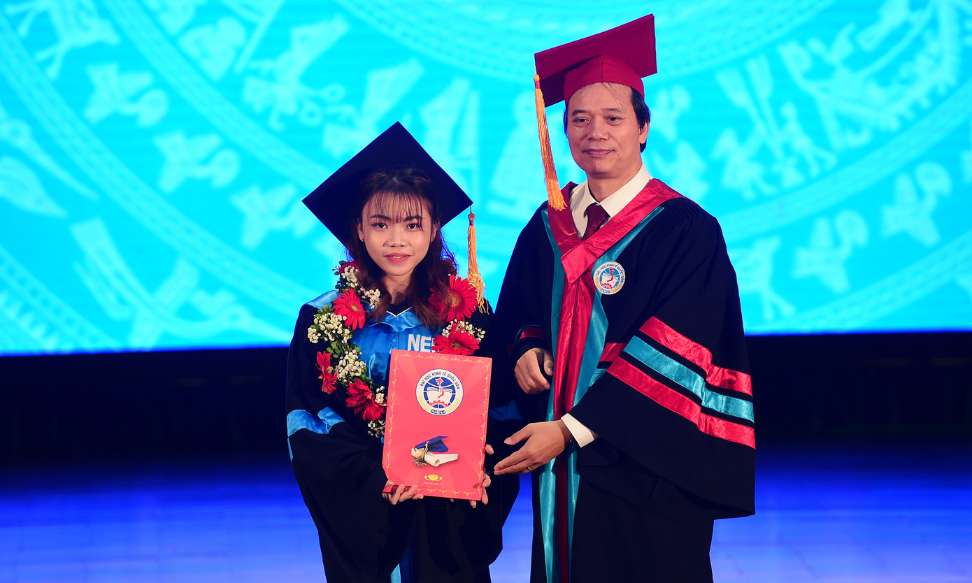 GS.TS Phạm Hồng Chương - Hiệu trưởng trường ĐH Kinh tế Quốc dân trao bằng tốt nghiệp cho các tân cử nhân. Nói về phương pháp học tập, các thủ khoa có điểm chung là nêu cao tinh thần tự giác trong học tập và cuộc sống; chủ động nghiên cứu giáo trình, nội dung bài học trước khi lên giảng đường; tập trung nghe giảng trên lớp, tự học và làm thêm bài tập. Bên cạnh đó, tìm hiểu tư liệu, tài liệu liên quan đến môn học, ngành học.