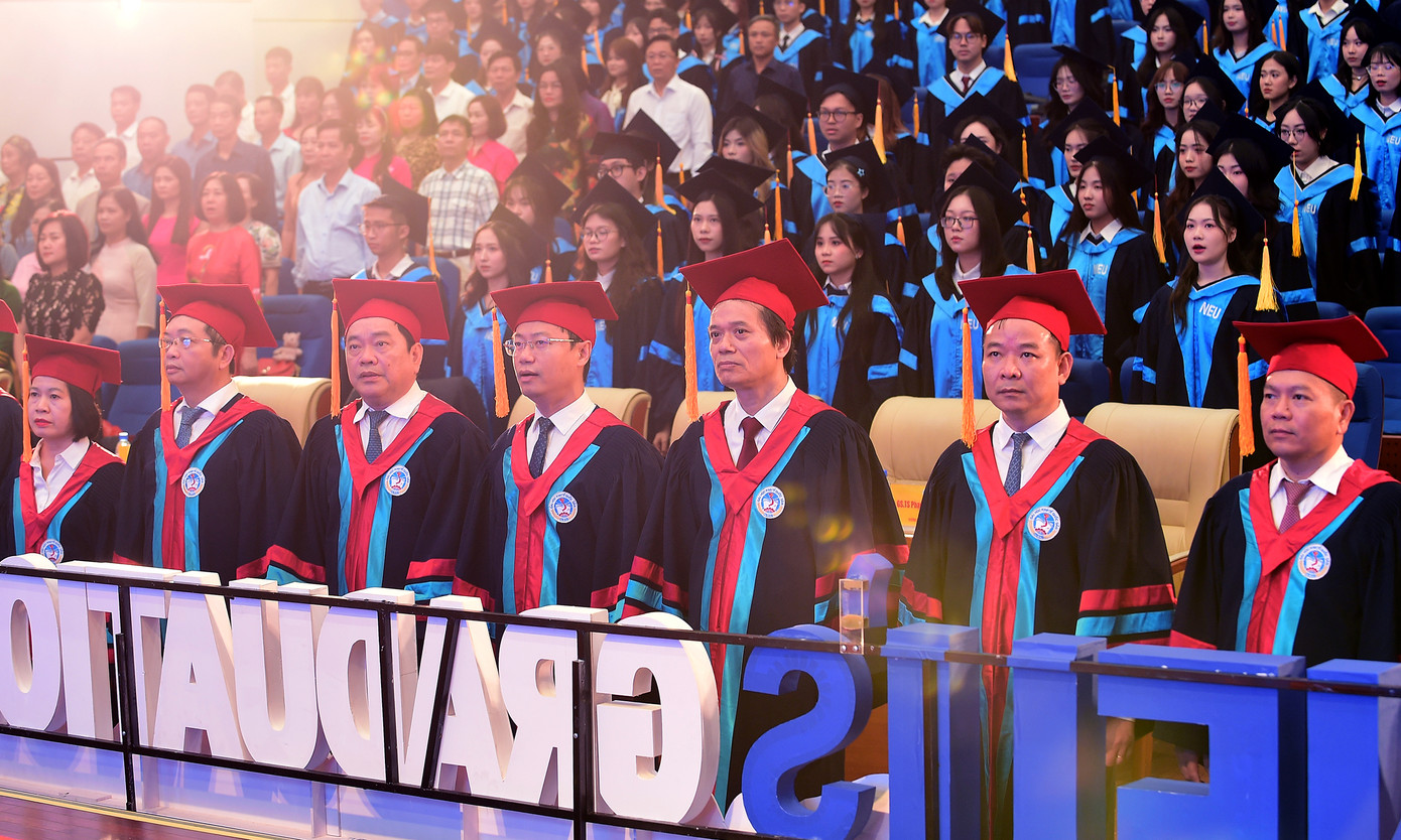 Ngày 24/08, tại Hà Nội, Trường ĐH Kinh tế Quốc dân tổ chức Lễ tốt nghiệp và trao bằng cử nhân năm 2024 cho 3690 sinh viên tốt nghiệp đại học chính quy. Dự lễ có PGS.TS Bùi Đức Thọ - Bí thư Đảng uỷ, Chủ tịch Hội đồng trường; GS.TS Phạm Hồng Chương – Hiệu trưởng nhà trường. Ảnh: Xuân Tùng