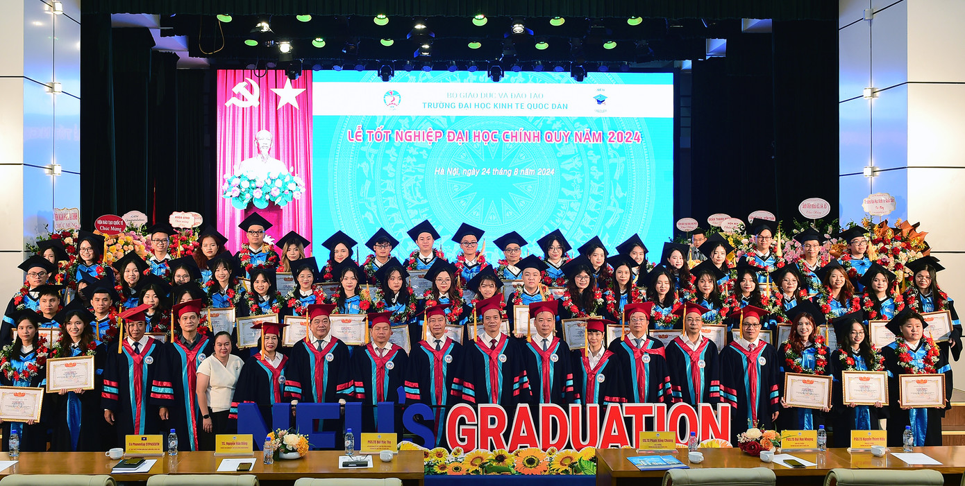 Các thủ khoa chụp ảnh lưu niệm cùng lãnh đạo nhà trường.