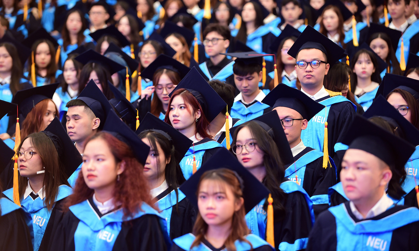 Tốt nghiệp đại học chính quy năm 2024 của Trường ĐH Kinh tế Quốc dân có 3.690 tân cử nhân. Trong đó, có 50 thủ khoa các ngành; 1.420 cử nhân xuất sắc; hơn 600 cử nhân các chương trình bằng Tiếng Anh, trong đó có các cử nhân ngành Kế toán, Kiểm toán tích hợp chứng chỉ nghề nghiệp quốc tế uy tín ICAEW CFAB (CC về tài chính, kế toán, kinh doanh), ngành Logistics và quản lý chuỗi cung ứng tích hợp chứng chỉ quốc tế - AGKN.