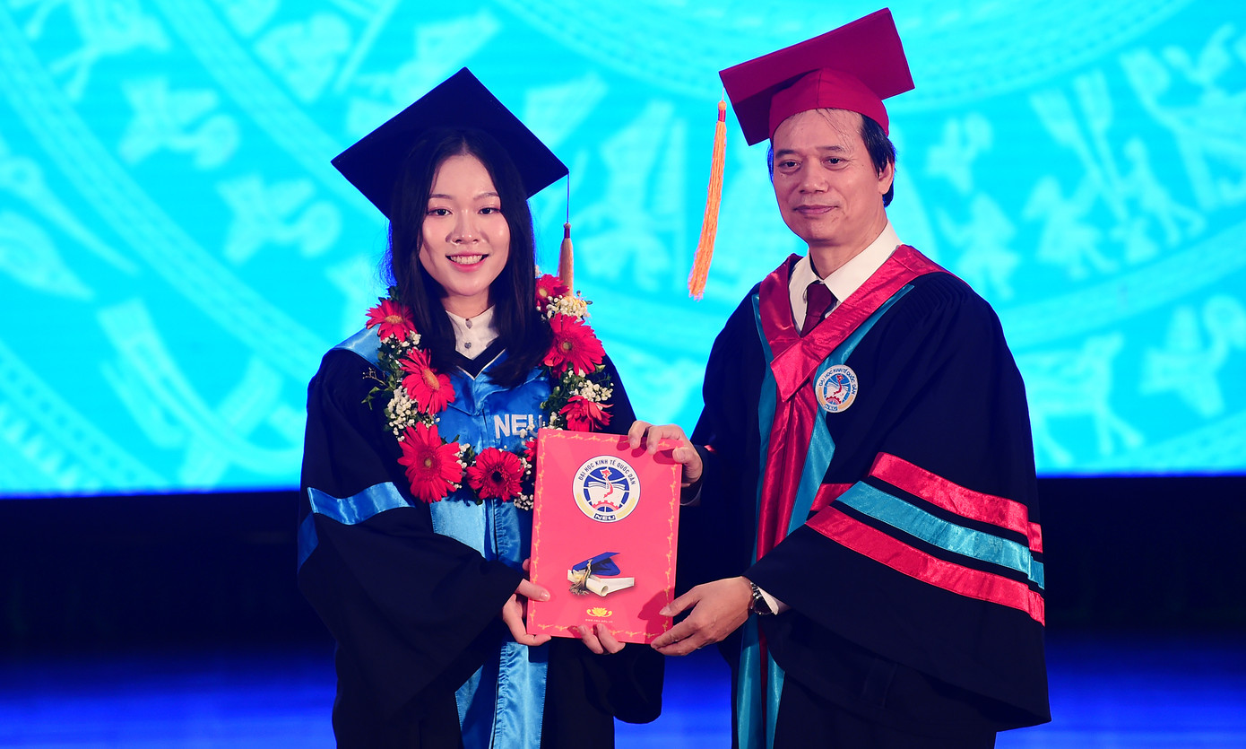 GS.TS Phạm Hồng Chương - Hiệu trưởng trường ĐH Kinh tế Quốc dân trao bằng tốt nghiệp cho các tân cử nhân. Nói về phương pháp học tập, các thủ khoa có điểm chung là nêu cao tinh thần tự giác trong học tập và cuộc sống; chủ động nghiên cứu giáo trình, nội dung bài học trước khi lên giảng đường; tập trung nghe giảng trên lớp, tự học và làm thêm bài tập. Bên cạnh đó, tìm hiểu tư liệu, tài liệu liên quan đến môn học, ngành học.