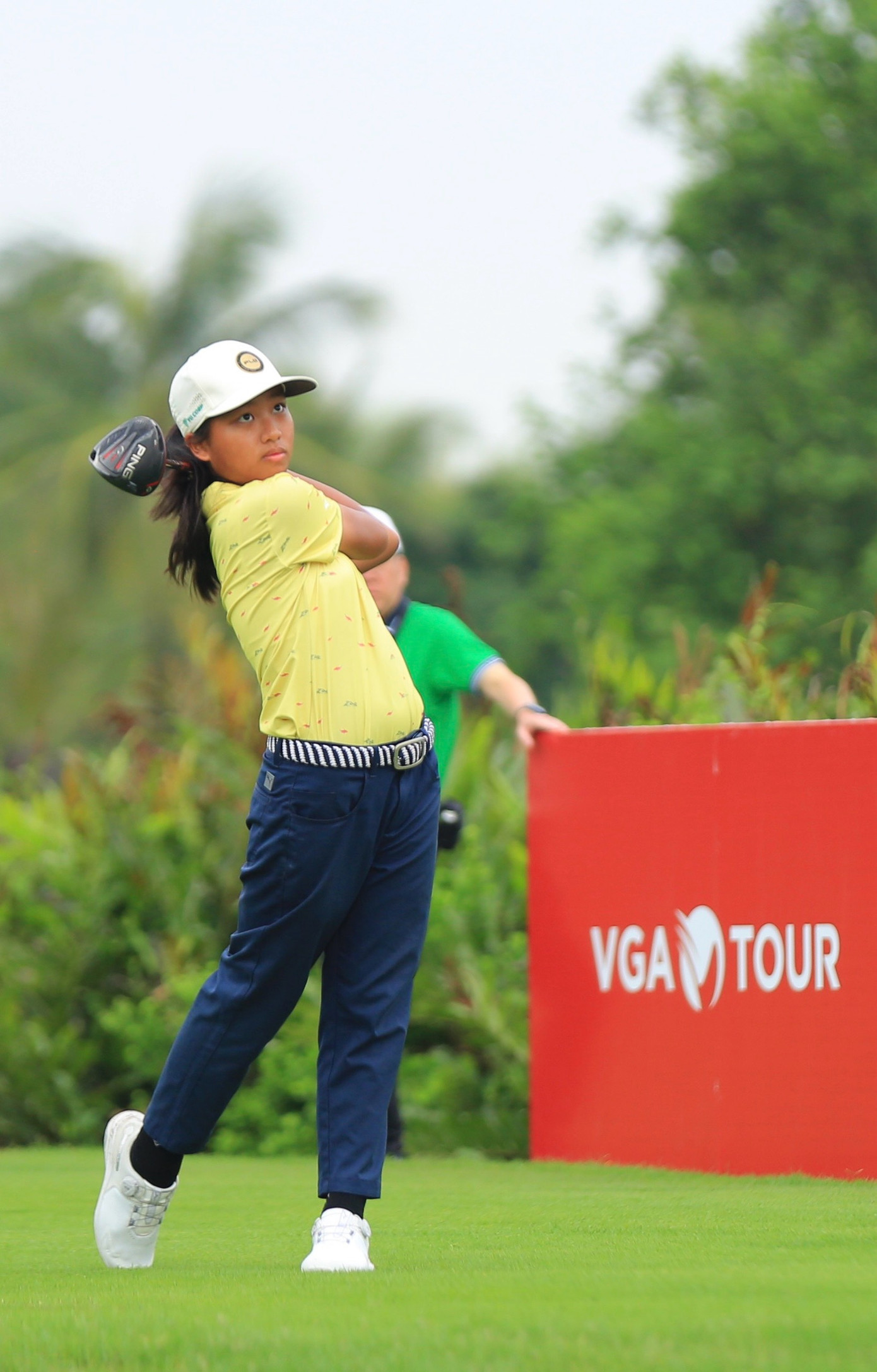 Linh bước vào ngày thi đấu thứ hai với tinh thần thoải mái và quyết tâm đạt kết quả tốt nhất, sau điểm số 87 gậy (+15) sau ngày đầu tiên.