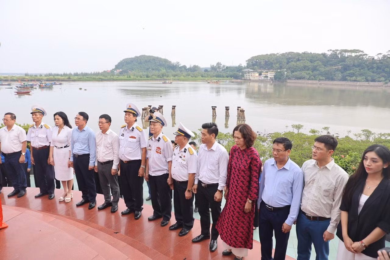 Các đại biểu và đoàn viên thanh niên dự Lễ tri ân, tưởng niệm các Anh hùng liệt sĩ tàu không số, Đường Hồ Chí Minh trên biển.