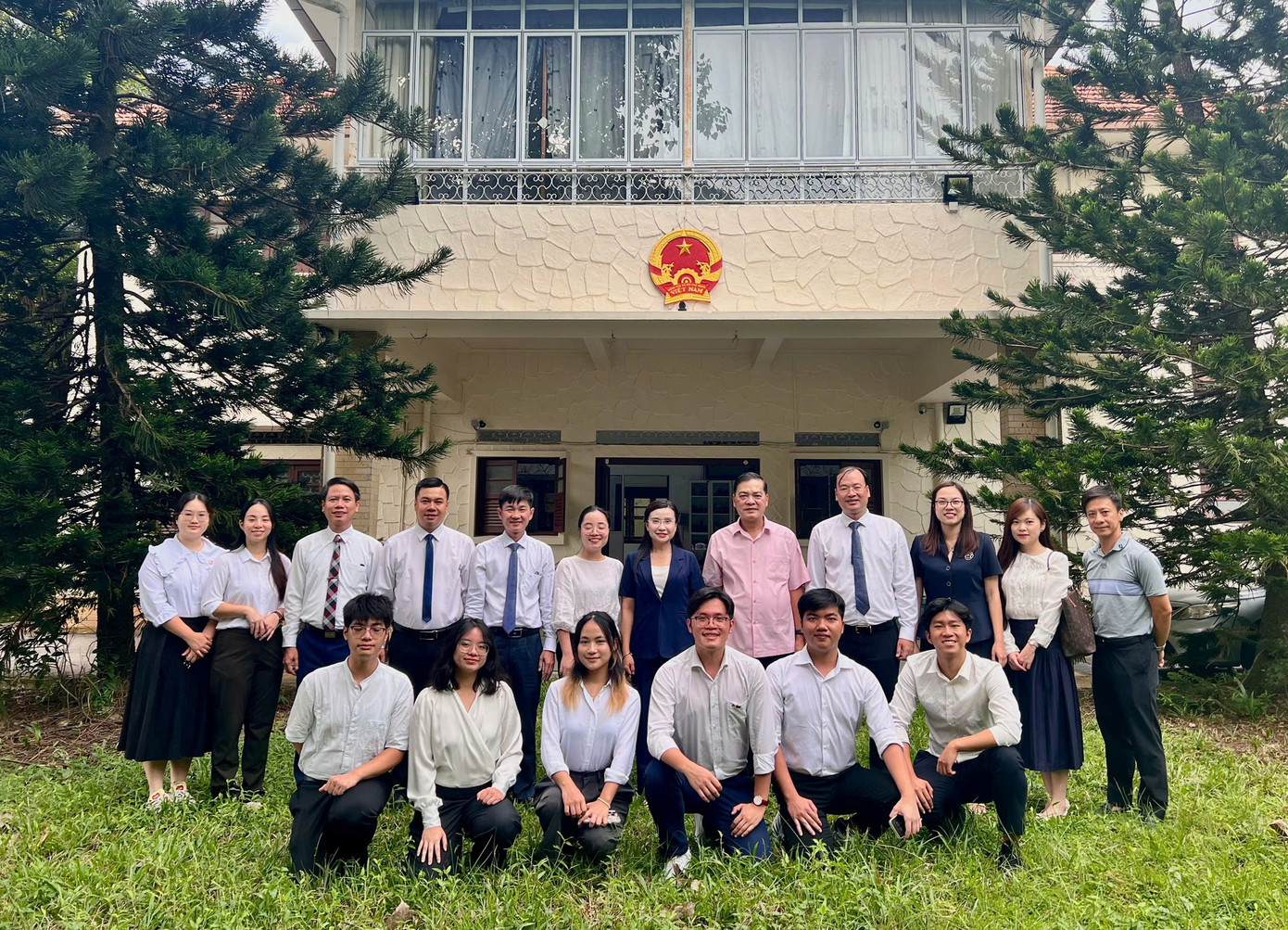 Đoàn đại biểu thăm và chụp ảnh lưu niệm lãnh đạo, cán bộ Đại sứ quán Việt Nam tại Singapore. Ảnh: BTC Đoàn đại biểu thăm và chụp ảnh lưu niệm lãnh đạo, cán bộ Đại sứ quán Việt Nam tại Singapore. Ảnh: BTC