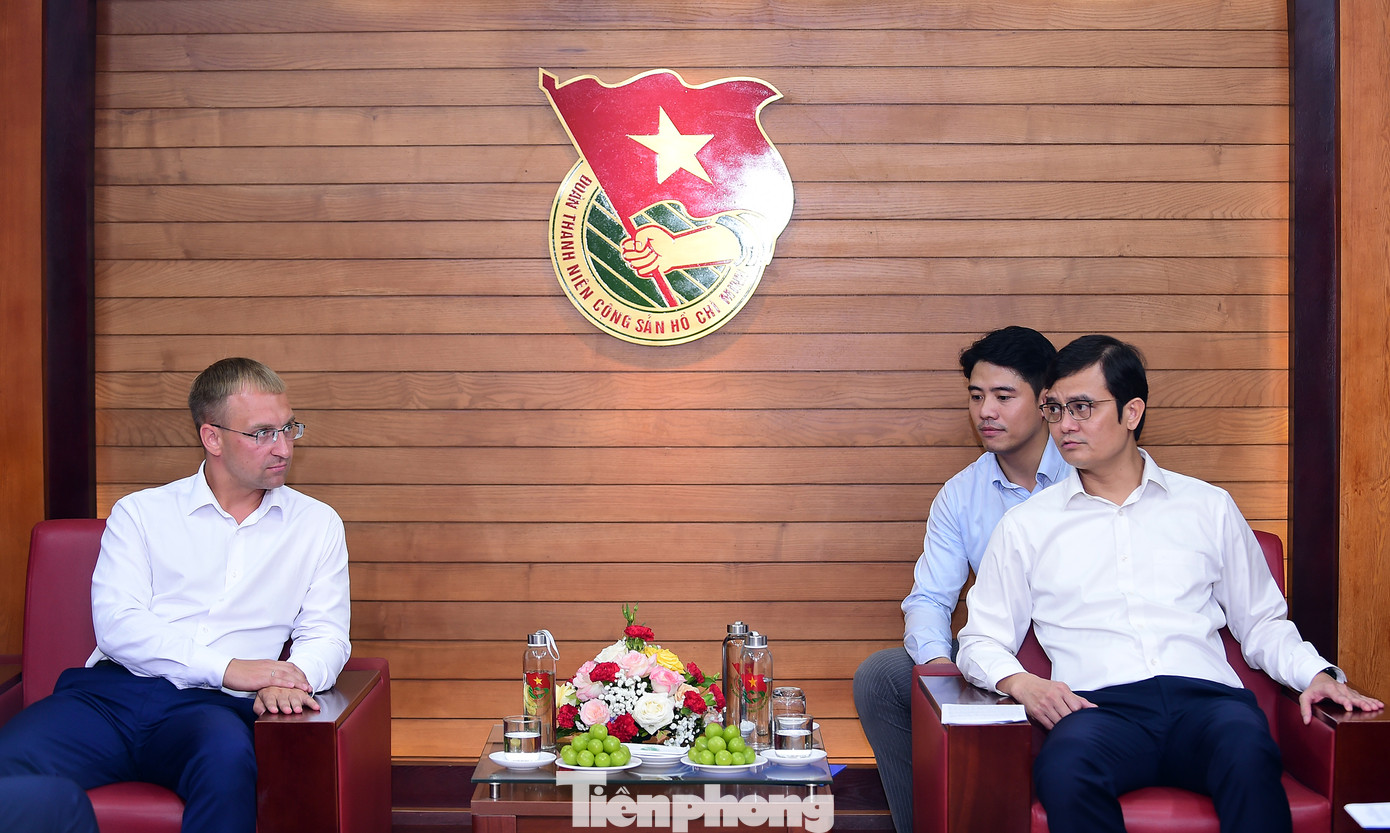 Anh Bùi Quang Huy và anh Sergei Klishevich trao đổi tại buổi tiếp. Ảnh: Xuân Tùng Anh Bùi Quang Huy và anh Sergei Klishevich trao đổi tại buổi tiếp. Ảnh: Xuân Tùng