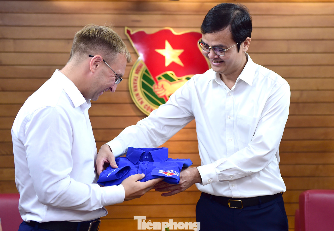 Anh Bùi Quang Huy trao áo truyền thống của Đoàn TNCS Hồ Chí Minh tặng anh Sergei Klishevich tại buổi tiếp. Ảnh: Xuân Tùng Anh Bùi Quang Huy trao áo truyền thống của Đoàn TNCS Hồ Chí Minh tặng anh Sergei Klishevich tại buổi tiếp. Ảnh: Xuân Tùng