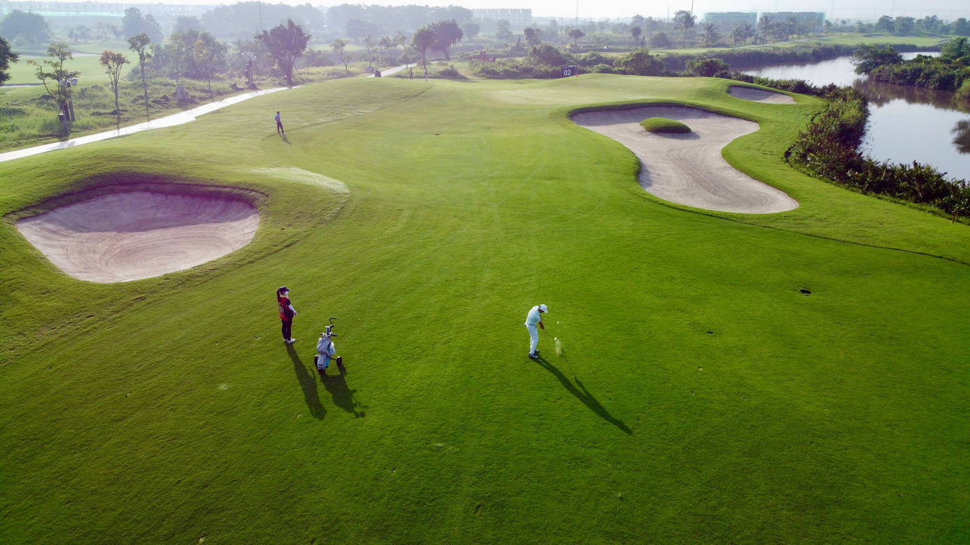 Khi cơn mưa qua đi, bầu trời Vũ Yên tươi xanh trở lại và bóng các golfer trải dài dưới ánh nắng. Họ đã thể hiện tinh thần thể thao và sự chuyên nghiệp cao nhất, cũng như ý chí sẵn sàng vượt qua mọi thử thách.