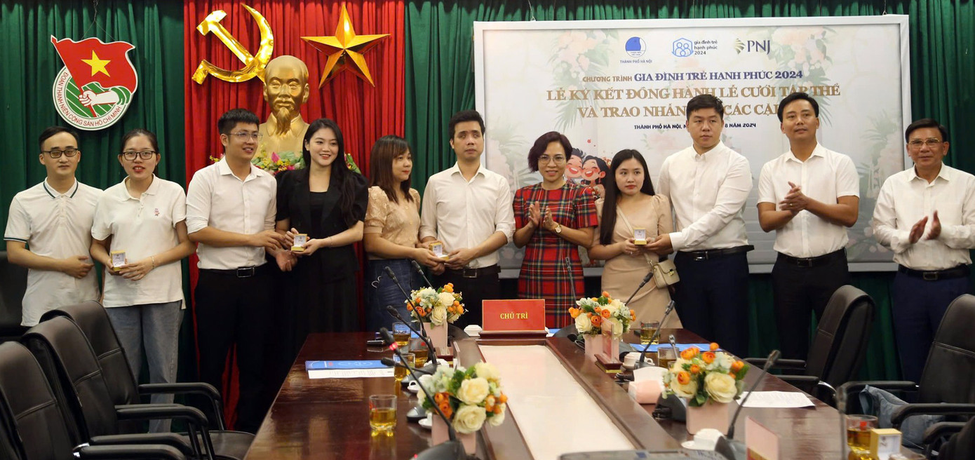 Ban Tổ chức trao nhẫn cưới tới các cặp đôi thanh niên. Ảnh: TĐHN Ban Tổ chức trao nhẫn cưới tới các cặp đôi thanh niên. Ảnh: TĐHN