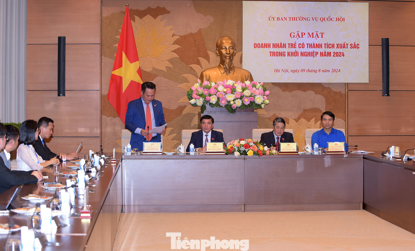 Anh Đặng Hồng Anh báo cáo tại chương trình. Ảnh: Xuân Tùng