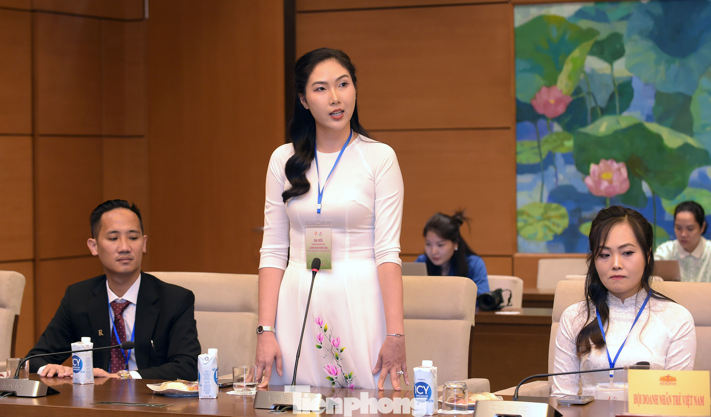 Các đại biểu doanh nhân trẻ khởi nghiệp xuất sắc năm 2024 phát biểu đề xuất tại chương trình. Ảnh: Xuân Tùng