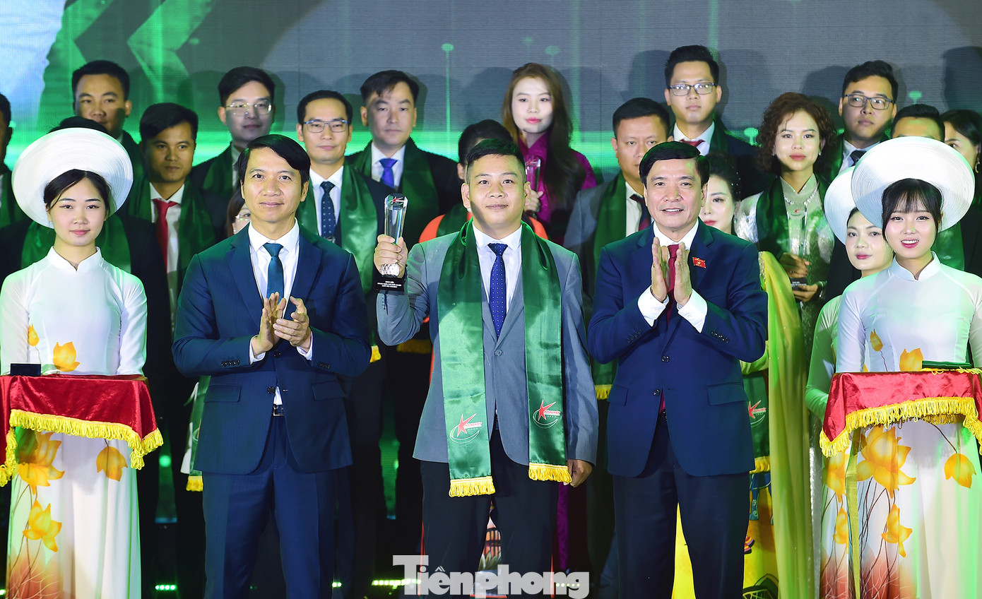 Tổng thư ký – Chủ nhiệm Văn phòng Quốc hội Bùi Văn Cường và Bí thư thường trực T.Ư Đoàn, Chủ tịch T.Ư Hội LHTN Việt Nam Nguyễn Ngọc Lương trao danh hiệu doanh nhân trẻ khởi nghiệp xuất sắc năm 2024. Ảnh: Xuân Tùng