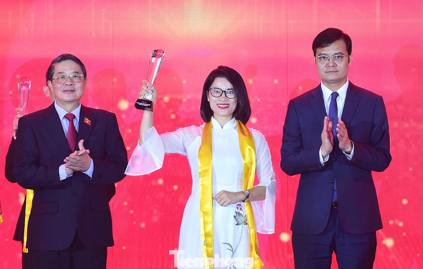 Phó Chủ tịch Quốc hội Nguyễn Đức Hải và Bí thư thứ nhất T.Ư Đoàn Bùi Quang Huy trao danh hiệu cho Top 10 doanh nhân trẻ khởi nghiệp xuất sắc năm 2024. Ảnh: Xuân Tùng