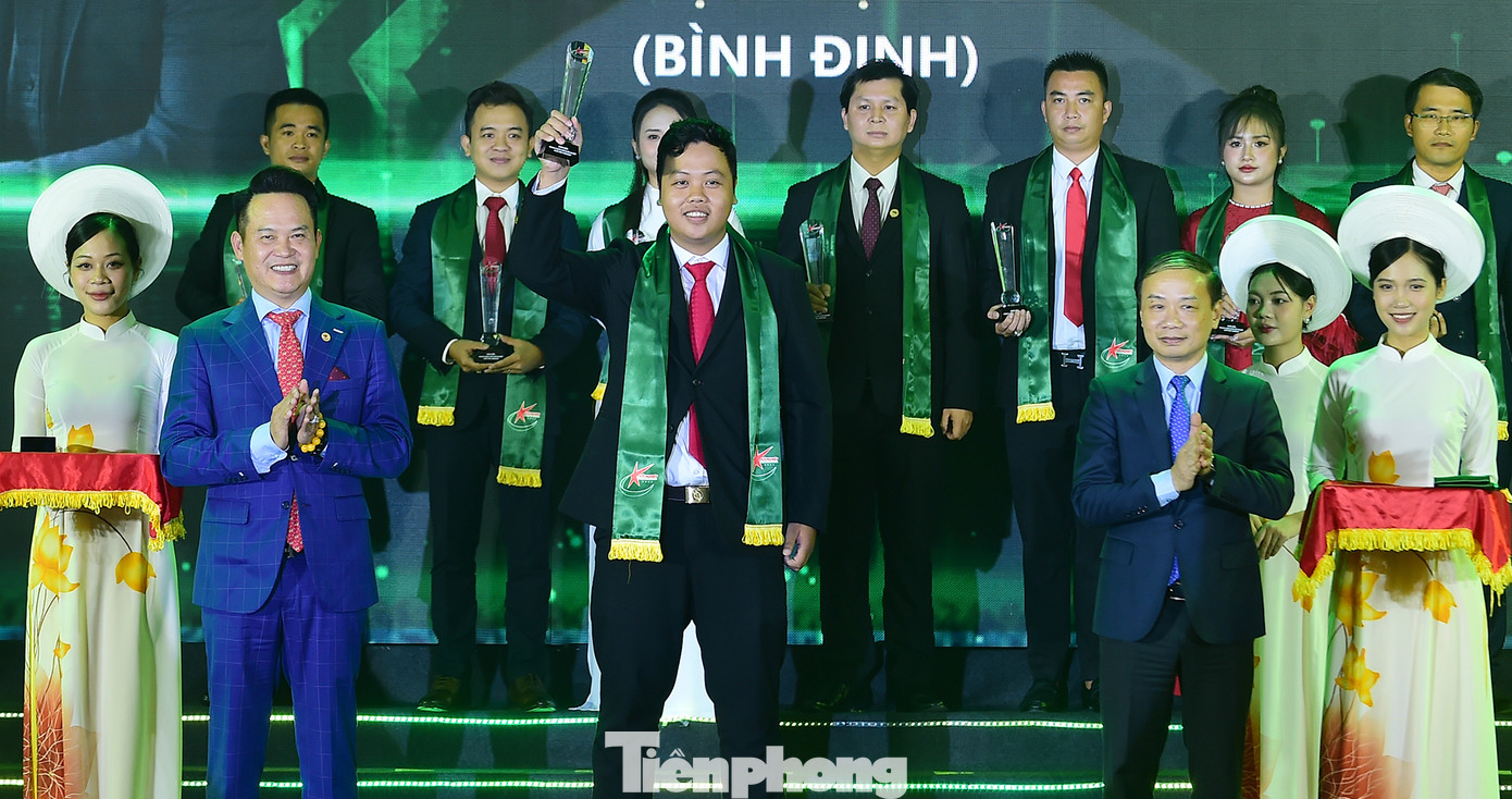 Phó Trưởng ban thường trực Ban Dân vận T.Ư Phạm Tất Thắng và Chủ tịch T.Ư Hội Doanh nhân trẻ Việt Nam Đặng Hồng Anh trao danh hiệu cho doanh nhân trẻ khởi nghiệp xuất sắc năm 2024. Ảnh: Xuân Tùng