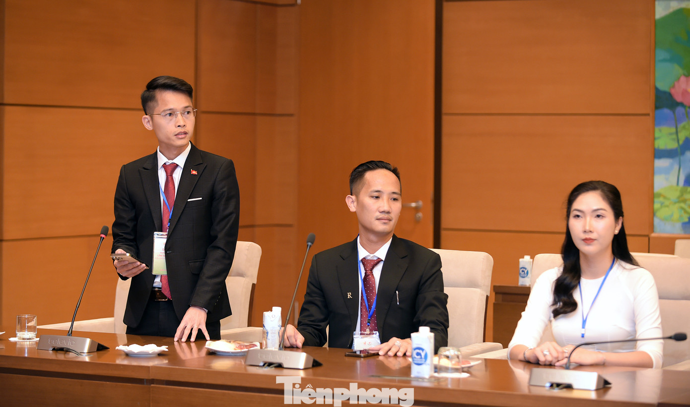 Các đại biểu doanh nhân trẻ khởi nghiệp xuất sắc năm 2024 phát biểu đề xuất tại chương trình. Ảnh: Xuân Tùng