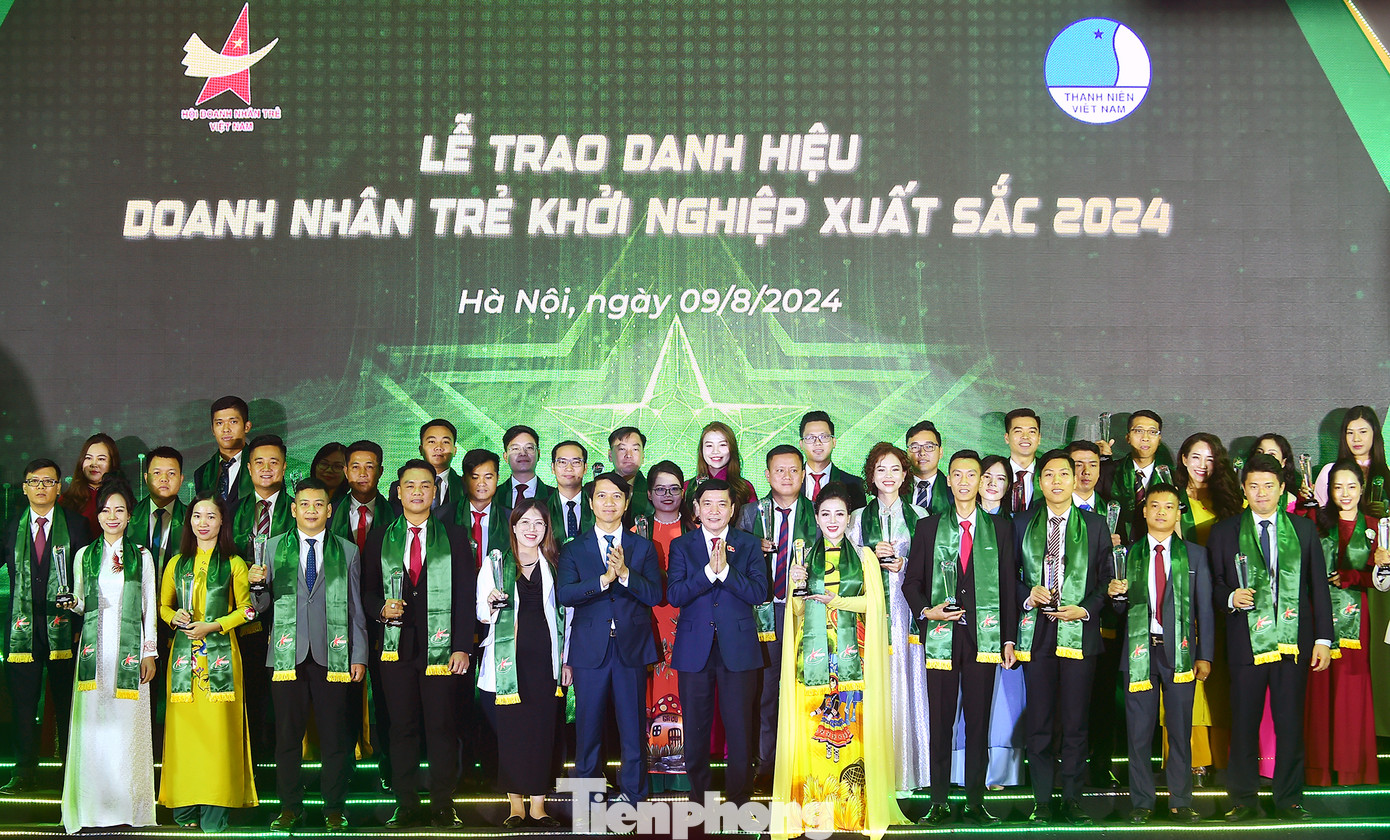 Doanh nhân trẻ khởi nghiệp xuất sắc năm 2024 được vinh danh tại chương trình. Ảnh: Xuân Tùng