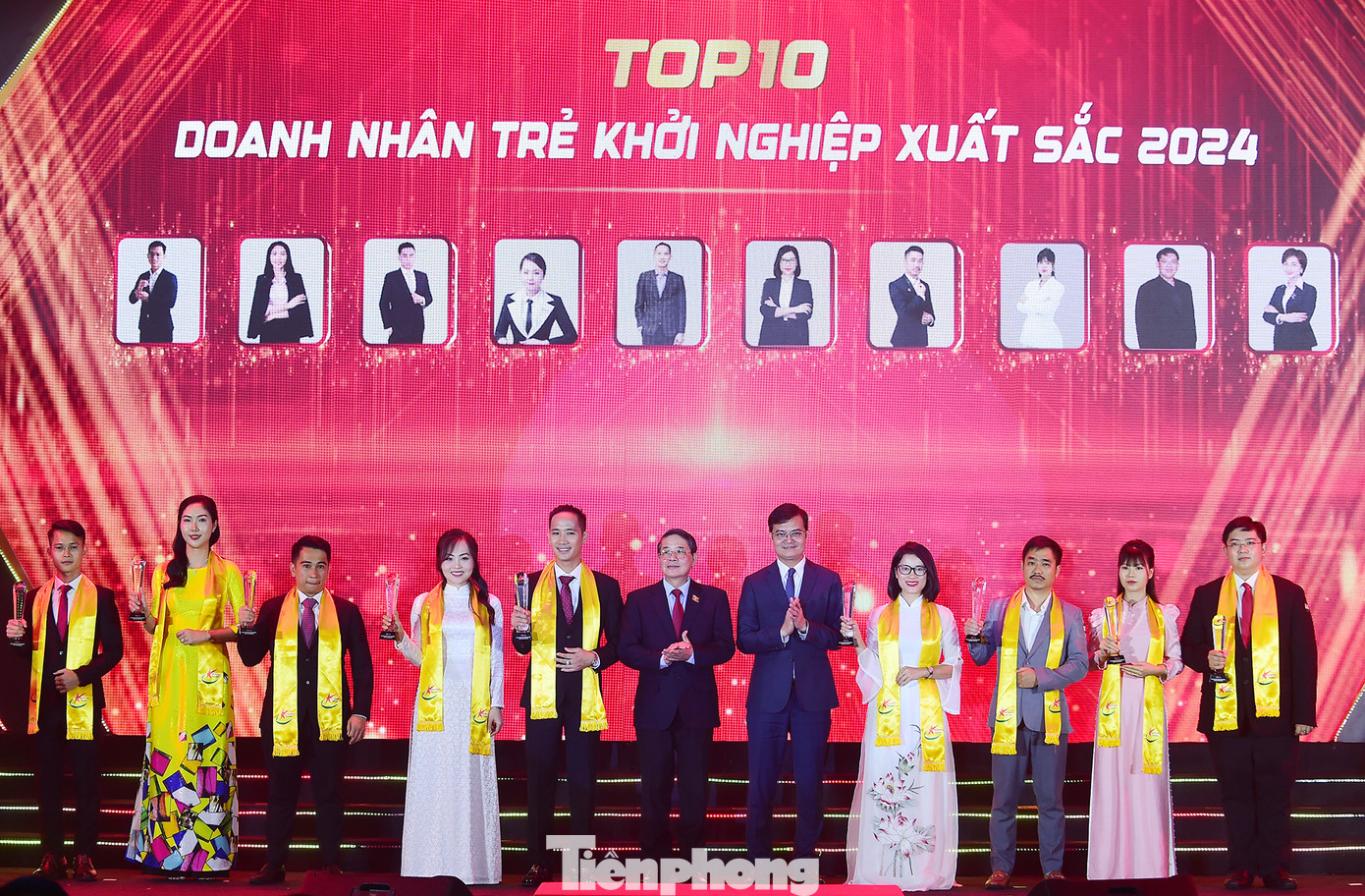 Top 10 Doanh nhân trẻ khởi nghiệp xuất sắc năm 2024 được vinh danh tại chương trình. Ảnh: Xuân Tùng