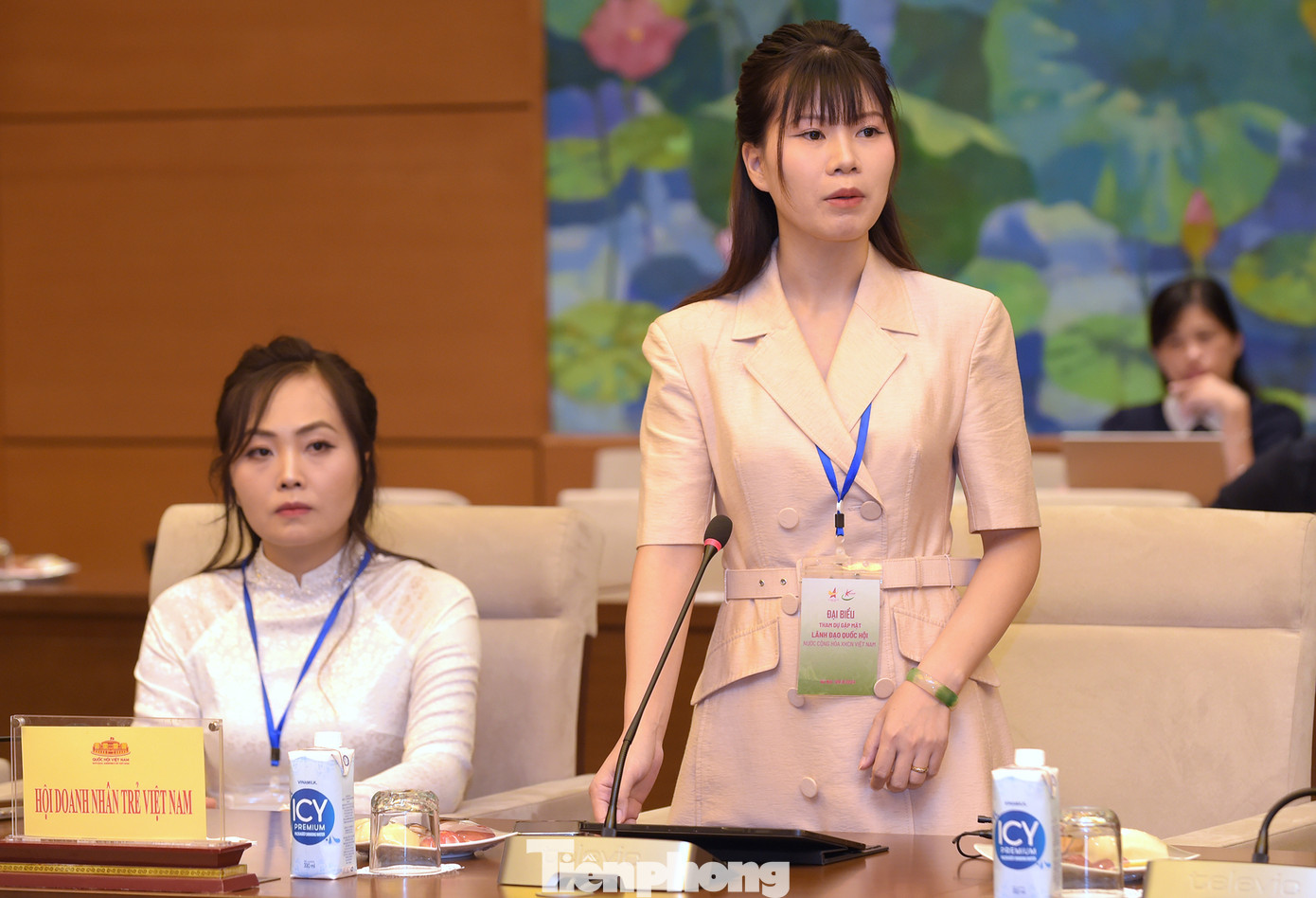 Các đại biểu doanh nhân trẻ khởi nghiệp xuất sắc năm 2024 phát biểu đề xuất tại chương trình. Ảnh: Xuân Tùng