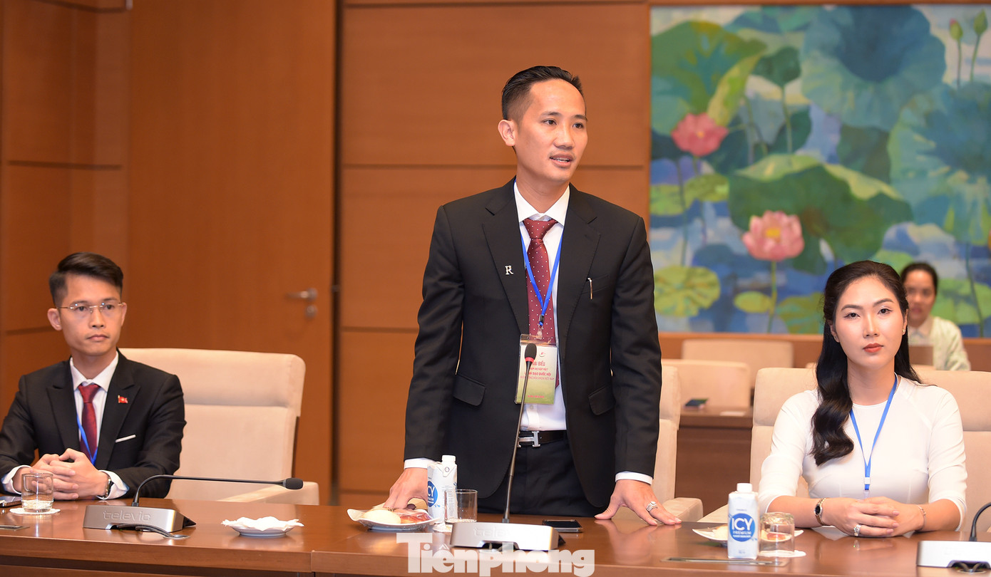 Các đại biểu doanh nhân trẻ khởi nghiệp xuất sắc năm 2024 phát biểu đề xuất tại chương trình. Ảnh: Xuân Tùng