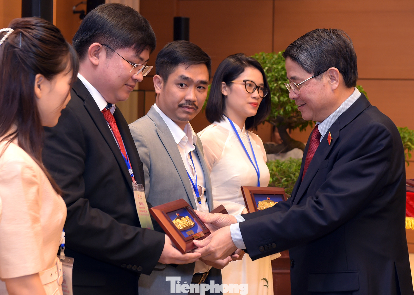 Phó Chủ tịch Quốc hội tặng quà Top 10 Doanh nhân trẻ khởi nghiệp xuất sắc 2024 tại buổi gặp mặt. Ảnh: Xuân Tùng
