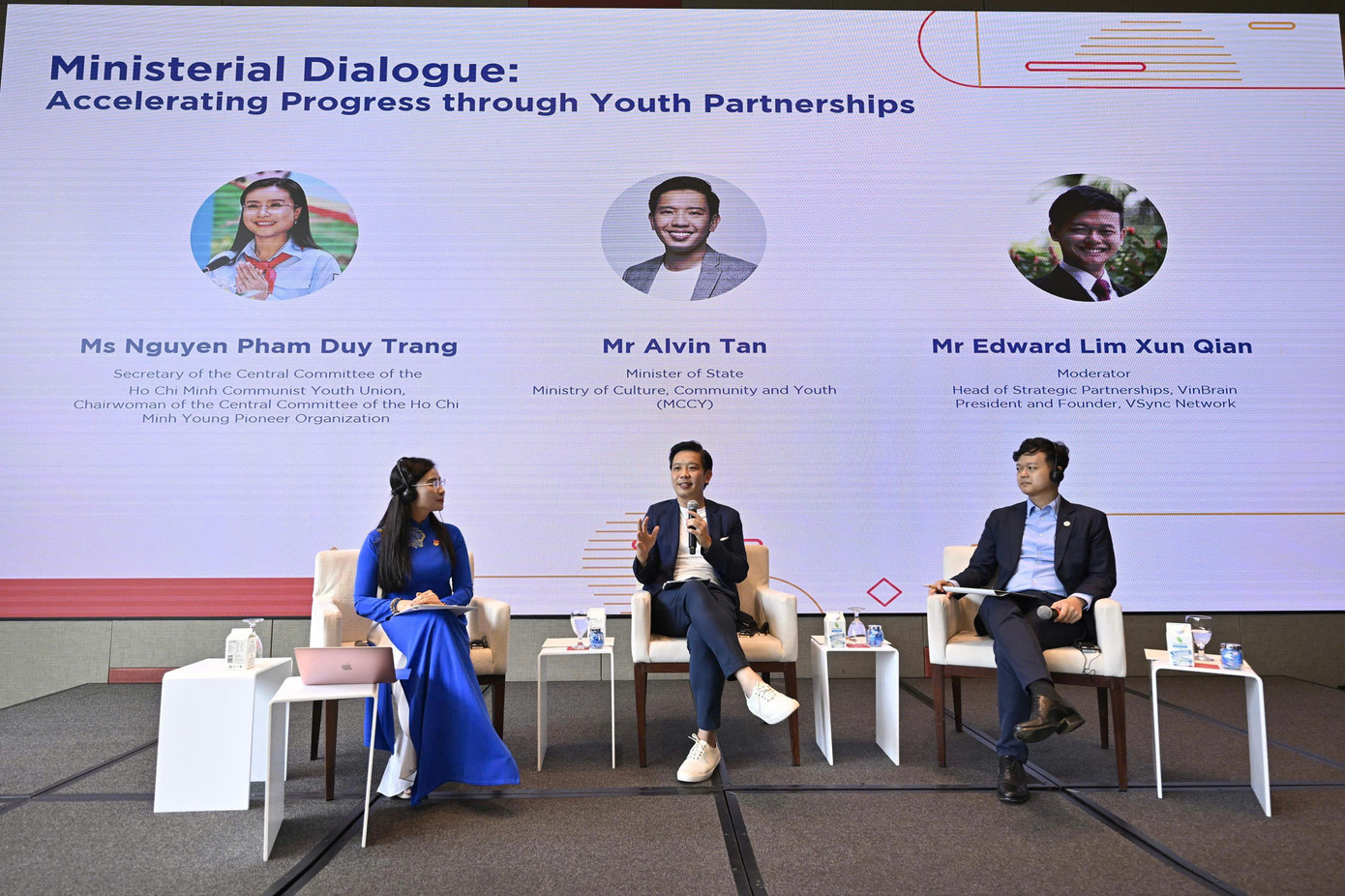 Lãnh đạo thanh niên hai nước trao đổi, thảo luận với các đại biểu thanh niên. Ảnh: BTC