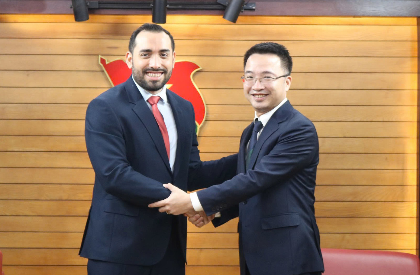 Bí thư T.Ư Đoàn Nguyễn Tường Lâm và Đại sứ đặc mệnh toàn quyền Cộng hòa Nicaragua tại Việt Nam Mario José Armengol Campos tại buổi tiếp. Ảnh: Kiều Anh Bí thư T.Ư Đoàn Nguyễn Tường Lâm và Đại sứ đặc mệnh toàn quyền Cộng hòa Nicaragua tại Việt Nam Mario José Armengol Campos tại buổi tiếp. Ảnh: Kiều Anh