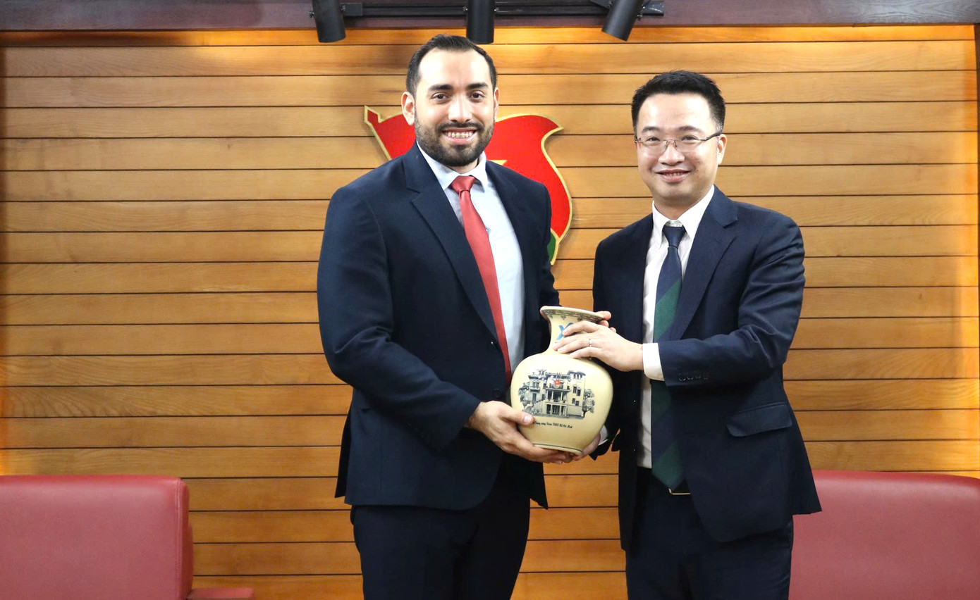 Bí thư T.Ư Đoàn Nguyễn Tường Lâm tặng quà Đại sứ đặc mệnh toàn quyền Cộng hòa Nicaragua tại Việt Nam Mario José Armengol Campos. Ảnh: Kiều Anh Bí thư T.Ư Đoàn Nguyễn Tường Lâm tặng quà Đại sứ đặc mệnh toàn quyền Cộng hòa Nicaragua tại Việt Nam Mario José Armengol Campos. Ảnh: Kiều Anh