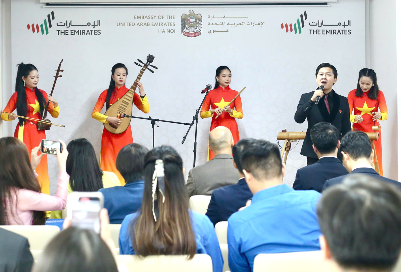 Tiết mục văn nghệ của thanh niên Việt Nam tại chương trình. Ảnh: Vương Bảo Anh Tiết mục văn nghệ của thanh niên Việt Nam tại chương trình. Ảnh: Vương Bảo Anh