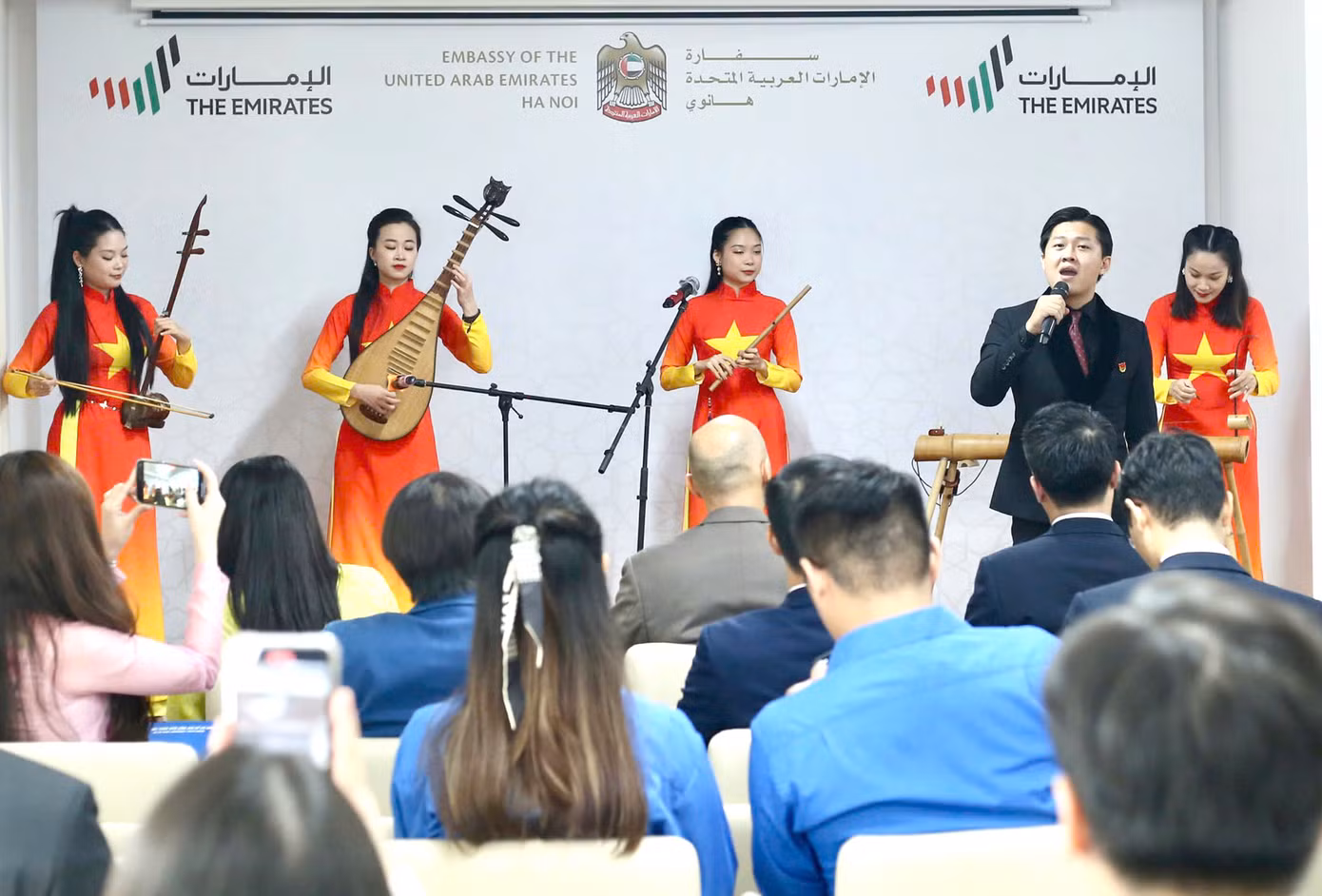 Tiết mục văn nghệ của thanh niên Việt Nam tại chương trình. Ảnh: Vương Bảo Anh Tiết mục văn nghệ của thanh niên Việt Nam tại chương trình. Ảnh: Vương Bảo Anh